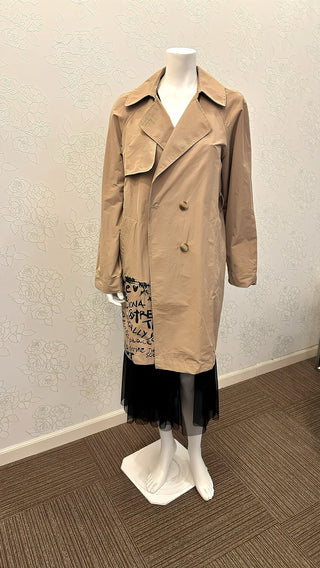 【Made in Italy】グラフィティプリント “CHIC ON THE ROCKS”｜ベージュ・ダブルブレスト トレンチコート